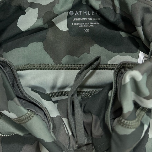 Athleta Lightning Camo 7/8 Tight Leggings in SuperSonic Green Camo Size XS - Picture 8 of 10